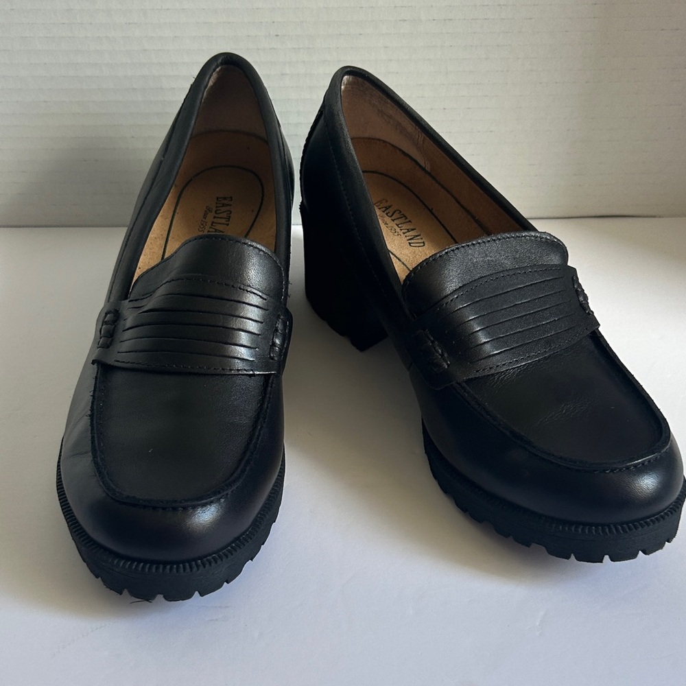 Eastland Women's Classic Black‎ Loafers 2inch high size 8.5 Preowned